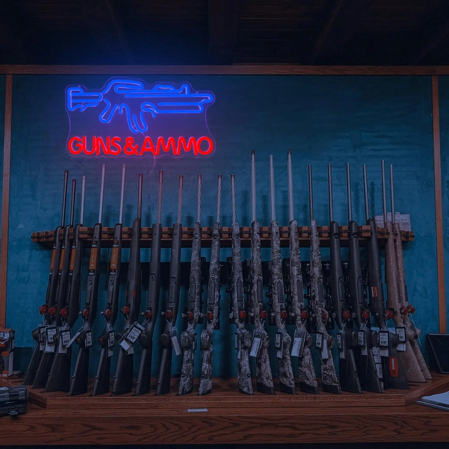 Gun Shop Neon Sign USB Powered - Hunting And Outdoor Stores reseña y precio